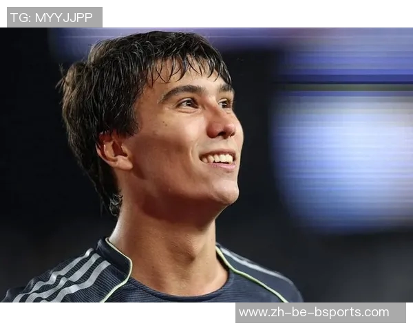 年轻男足球星崭露头角赛场争锋突破自我展现未来无限潜力